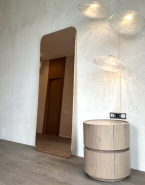 розовое напольное зеркало
